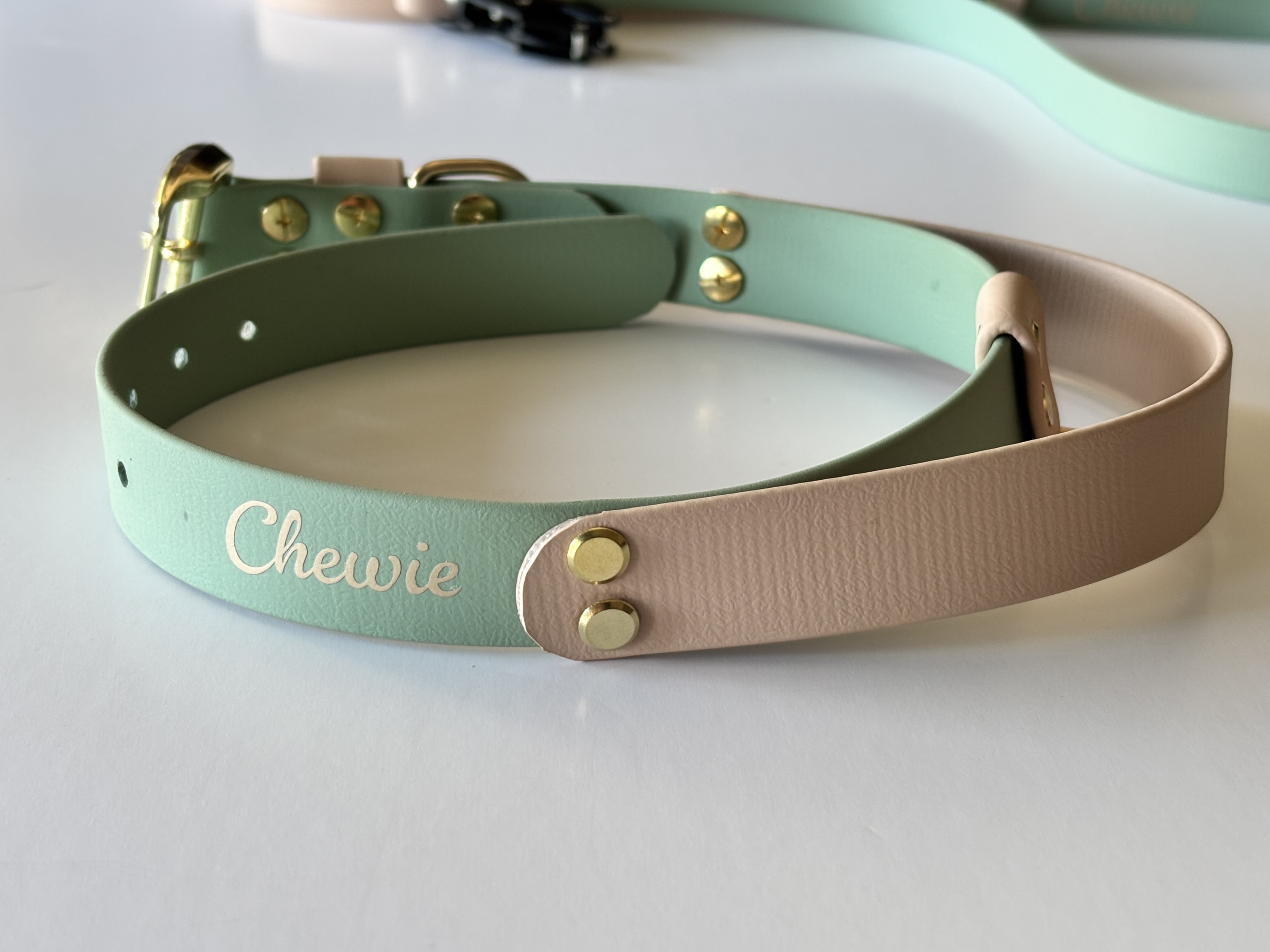 Collier avec poignée vert sauge et sable. Personnalisation couleur or