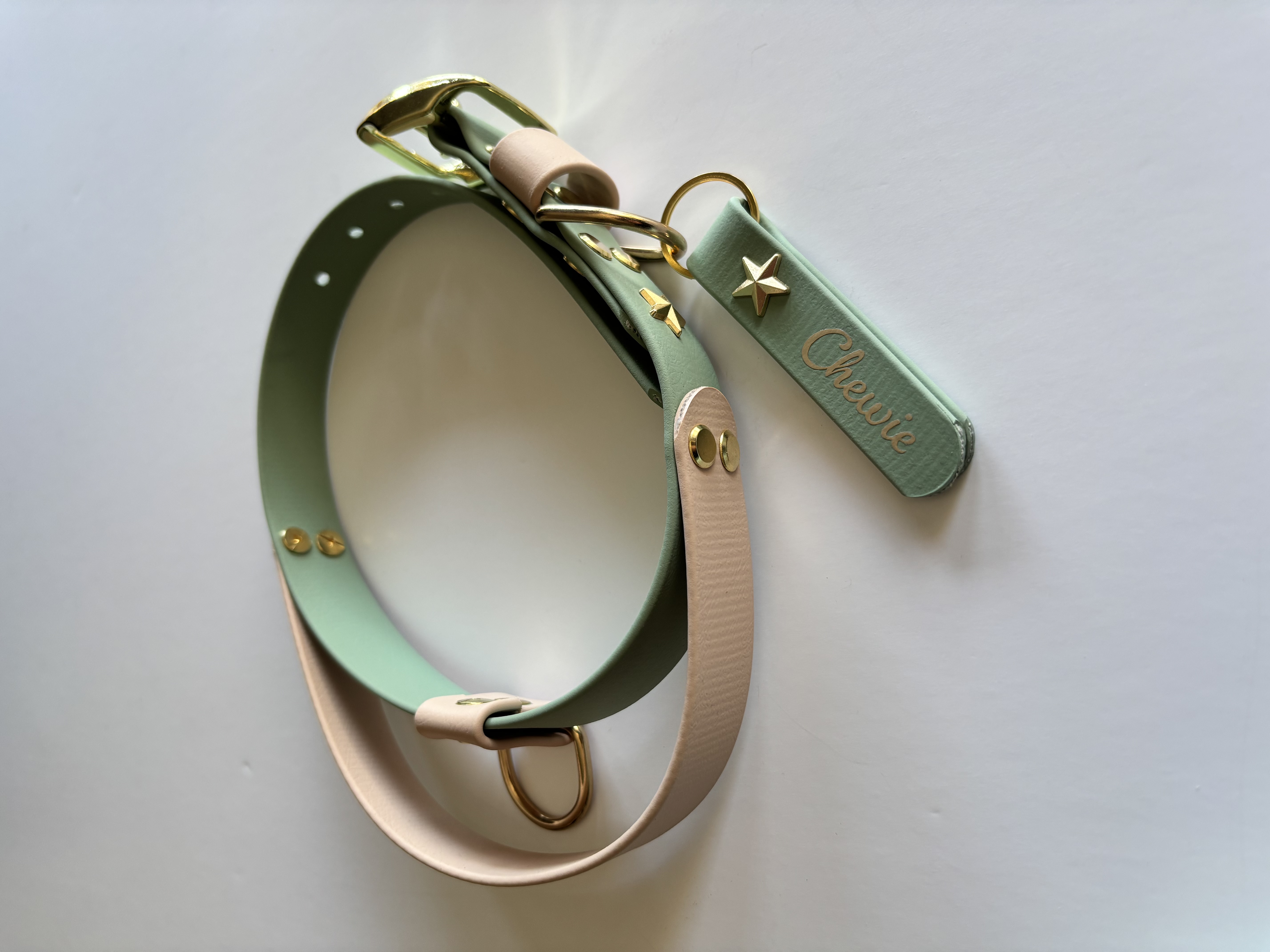 Collier avec poignée vert sauge et sable. Personnalisation couleur or