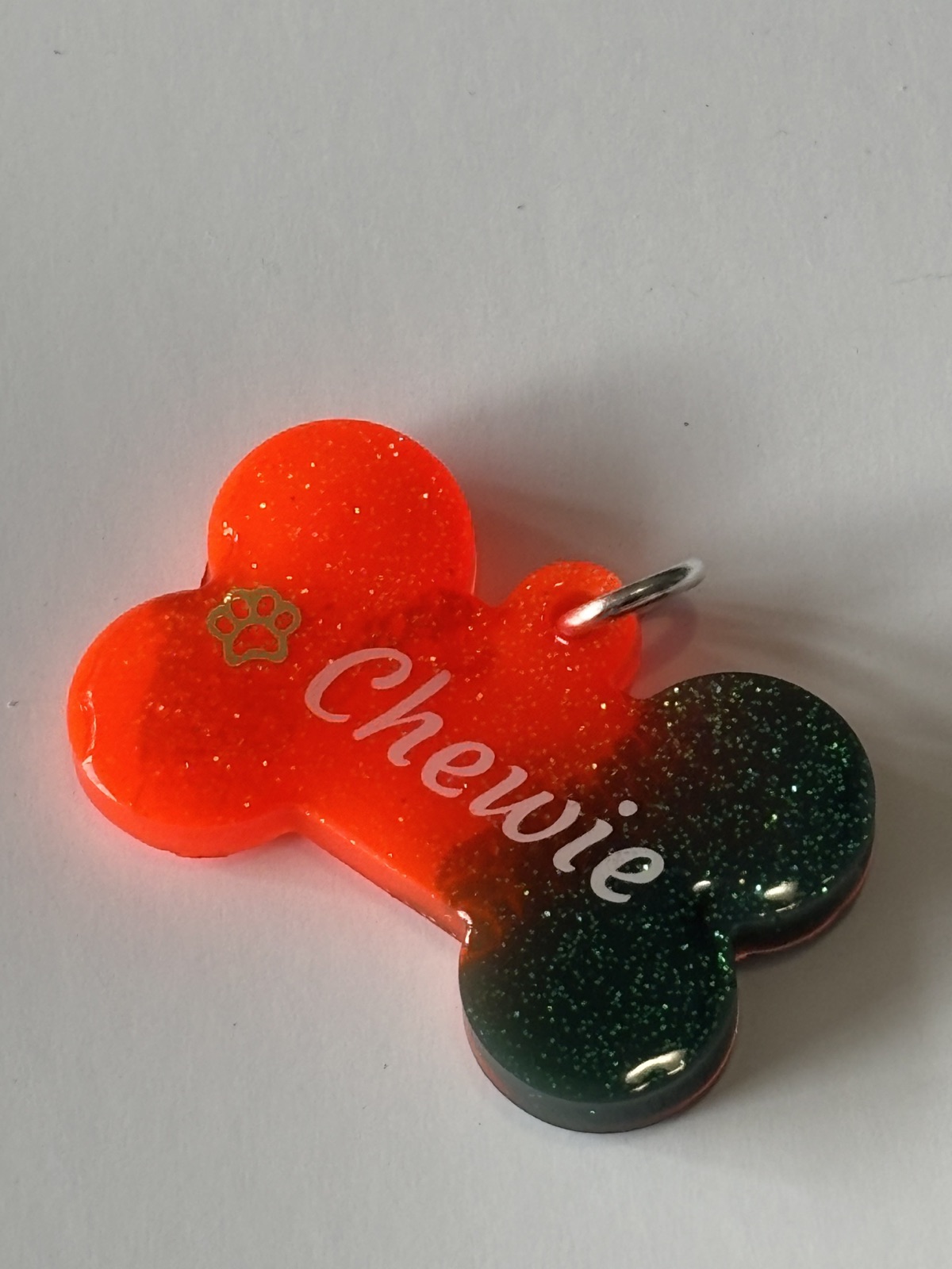 médaille en résine orange et vert kaki
