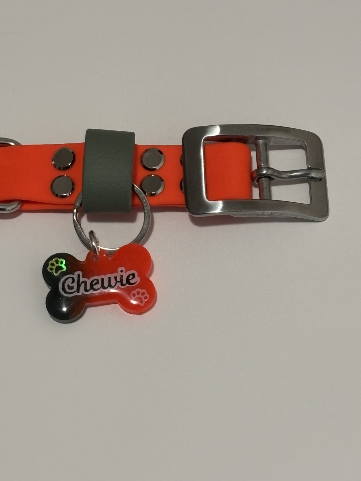 Collier avec poignée gravée, orange et froggy vert